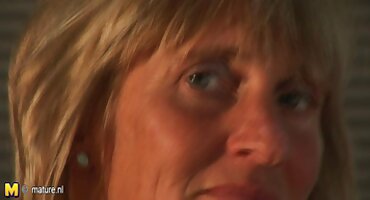 sex bus japan Tóc đỏ FinishMe hậu môn quái và âm hộ fingering. jav doi vo