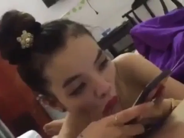 phim sex việt nam ngoại Em đĩ vừa mút vừa check tin nhắn khách kế tiếp