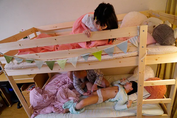 phim sex gái việt nam Ông chú đồi bại đến nhà chơi nữa đêm mò vào phòng 2 cô cháu gái